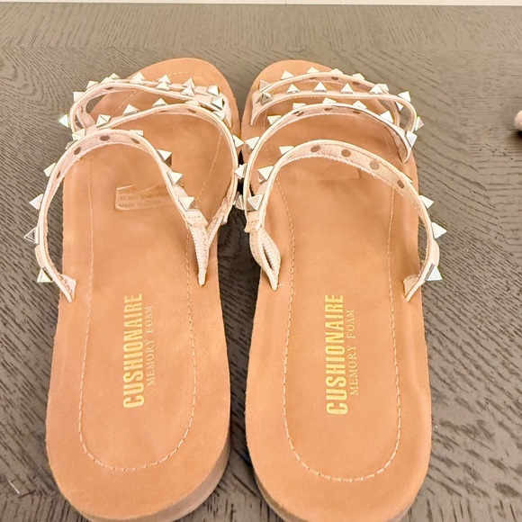Cushionaire Inez Tan Silver Studded Vegan Slide Sandals Woman’s 9.5 - Picture 3 of 4